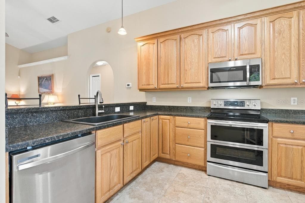 Pleasant Kitchen Space - 81 GOLFVIEW CIR, UMATILLA