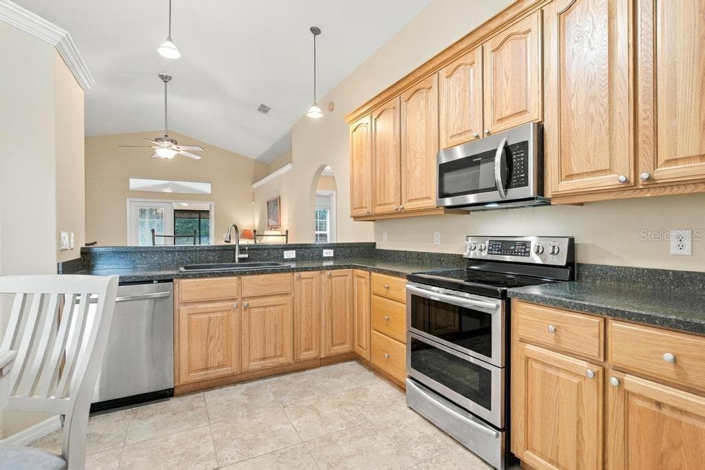 Single Family Residence at 81 GOLFVIEW CIR, UMATILLA, photo 18 of 50