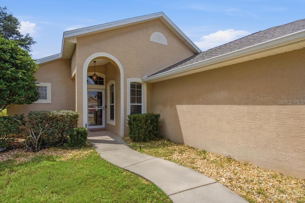 Looks Great from ALL angles - 81 GOLFVIEW CIR, UMATILLA