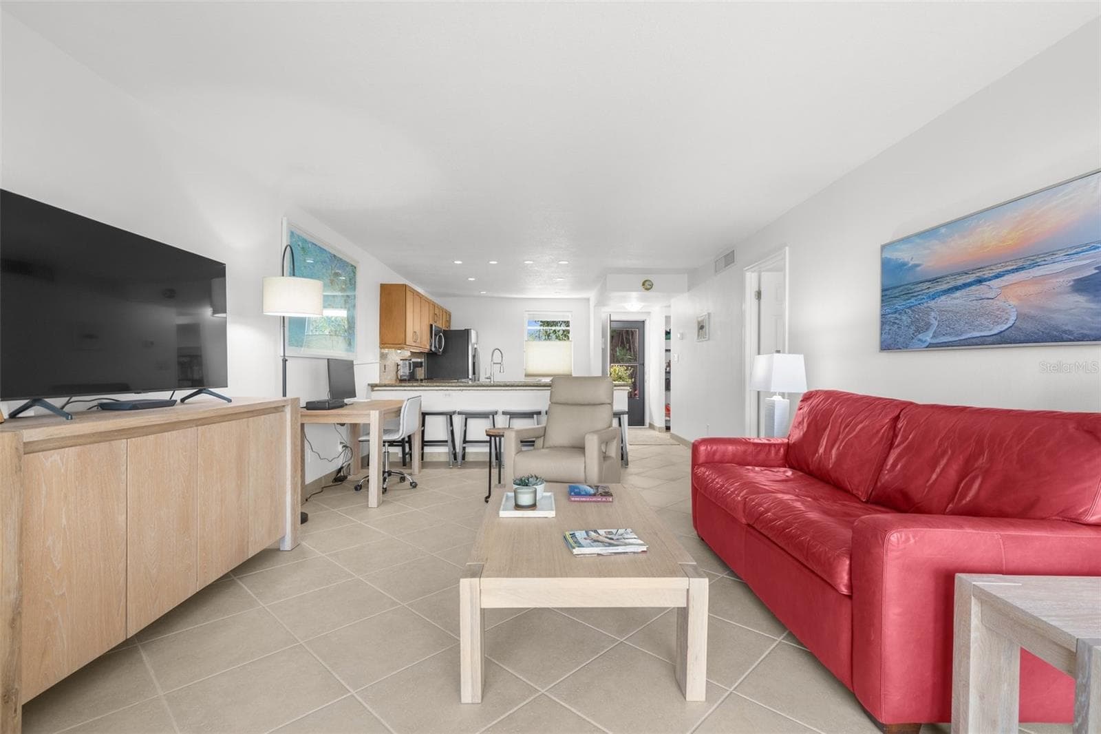 Cozy living space with lots of natural bright lighting - 600 SUTTON PL #101B, LONGBOAT KEY