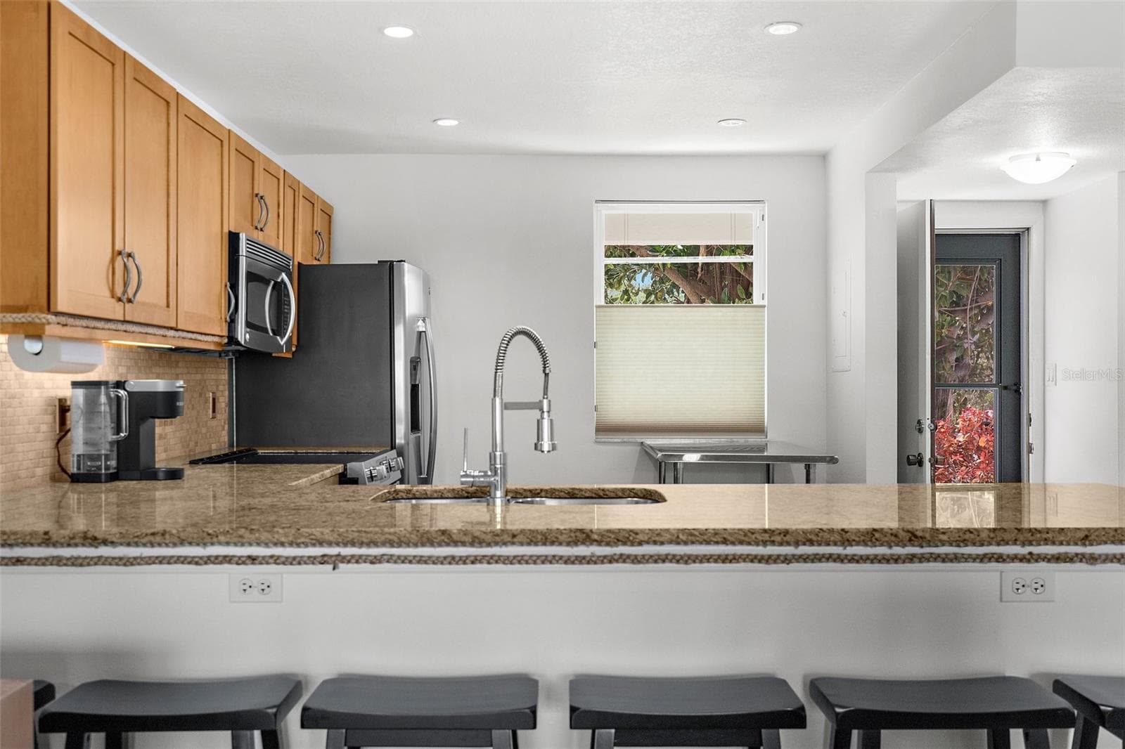 Sit and chat while entertaining in the open kitchen space - 600 SUTTON PL #101B, LONGBOAT KEY