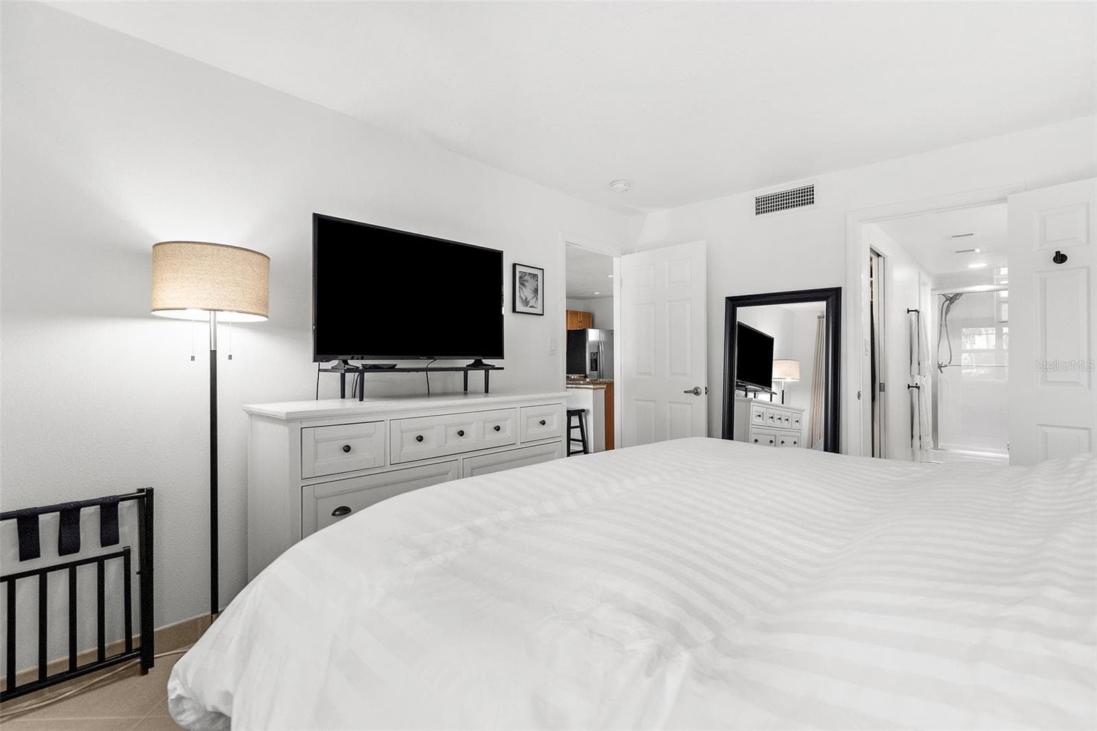 Primary Bedroom with clean bright space - 600 SUTTON PL #101B, LONGBOAT KEY