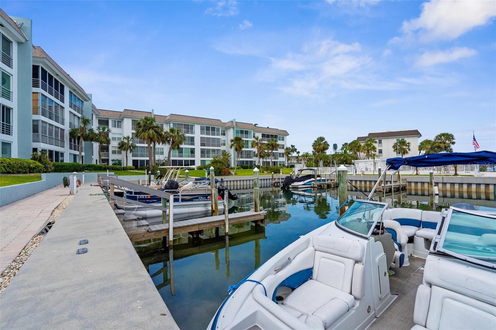 Boat Docks. Sit back in your seating area and enjoy the view and you can see your boat. - 600 SUTTON PL #101B, LONGBOAT KEY