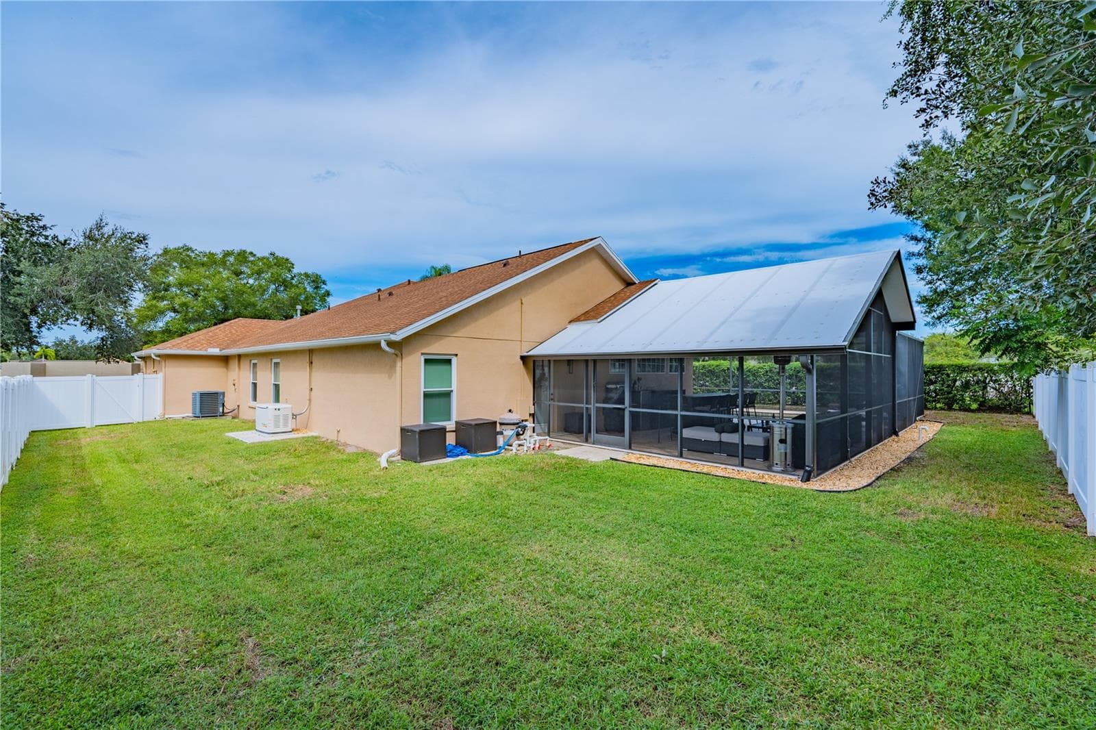 Back Yard - 1001 SPLIT SILK ST, VALRICO