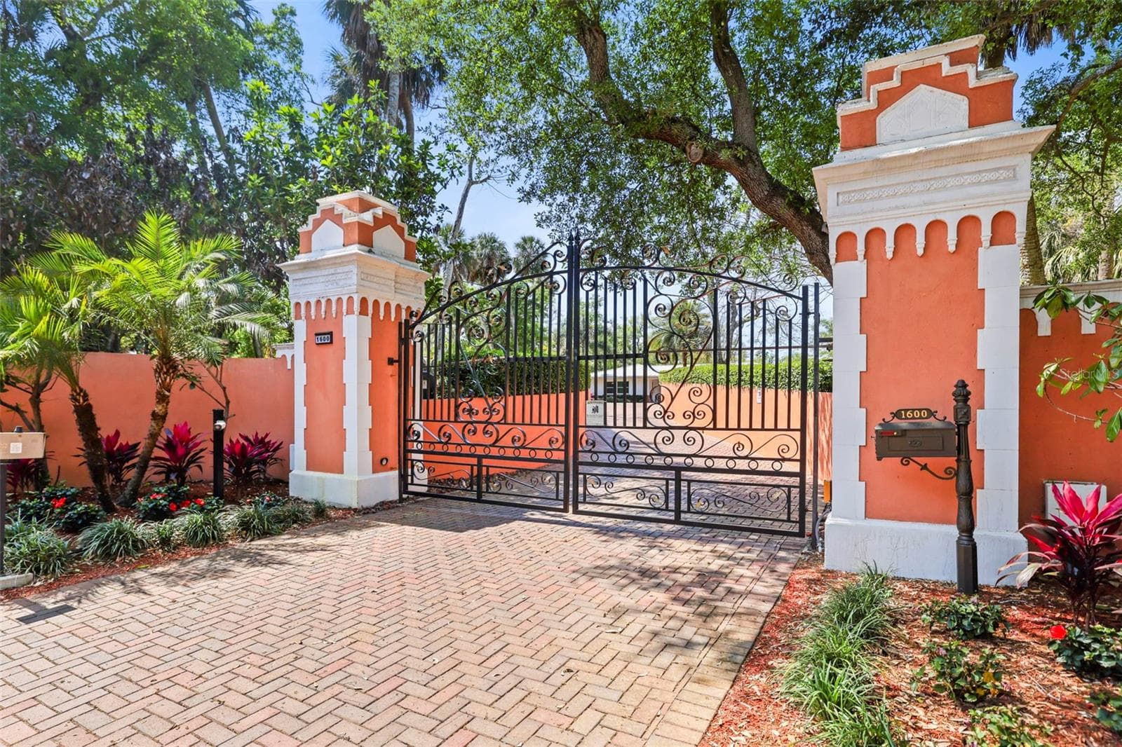 Single Family Residence at 1600 PARK ST N, ST PETERSBURG, photo 2 of 44