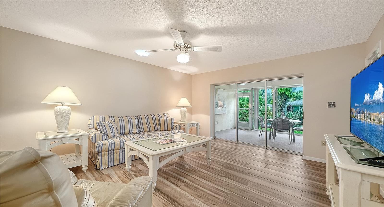 Coastal colors greet you in the family room. - 4207 BOWLING GREEN CIR, SARASOTA