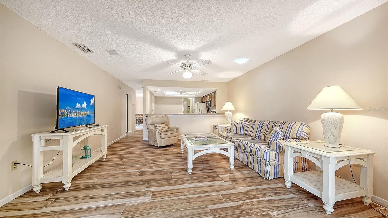 The family room has perfect access to the kitchen. - 4207 BOWLING GREEN CIR, SARASOTA