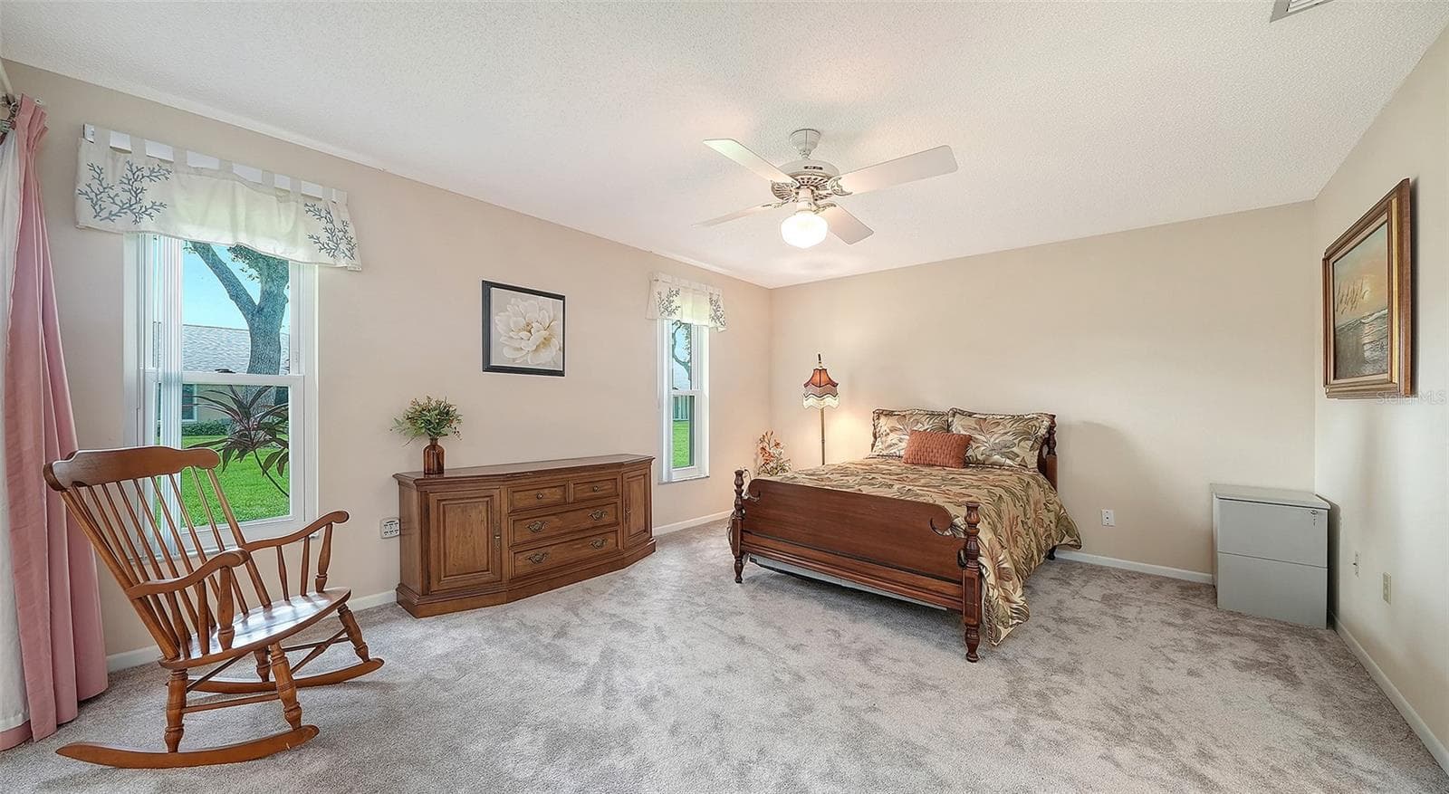 The primary bedroom is grand yet comfy. - 4207 BOWLING GREEN CIR, SARASOTA