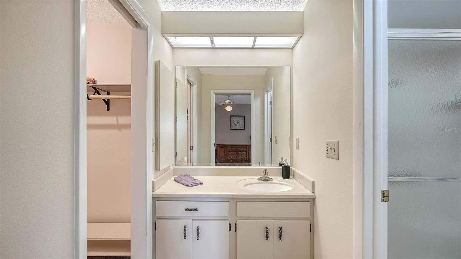 The main bath is just off the primary bedroom. - 4207 BOWLING GREEN CIR, SARASOTA