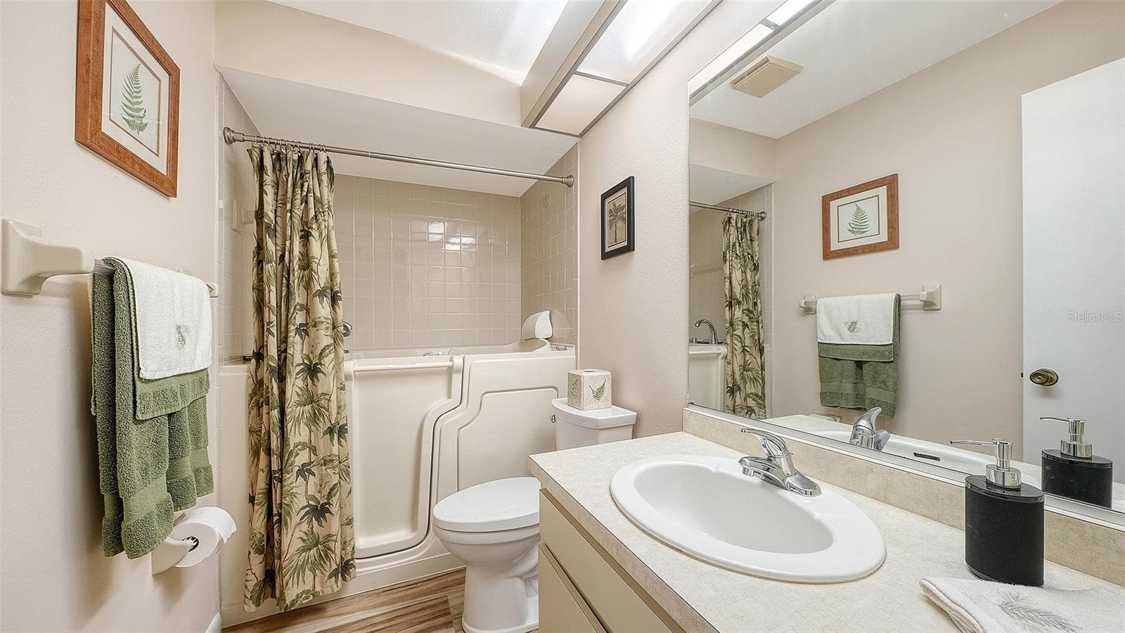 A special tub in the second bath. - 4207 BOWLING GREEN CIR, SARASOTA