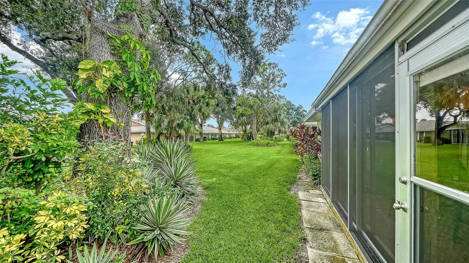 Your own oasis. - 4207 BOWLING GREEN CIR, SARASOTA