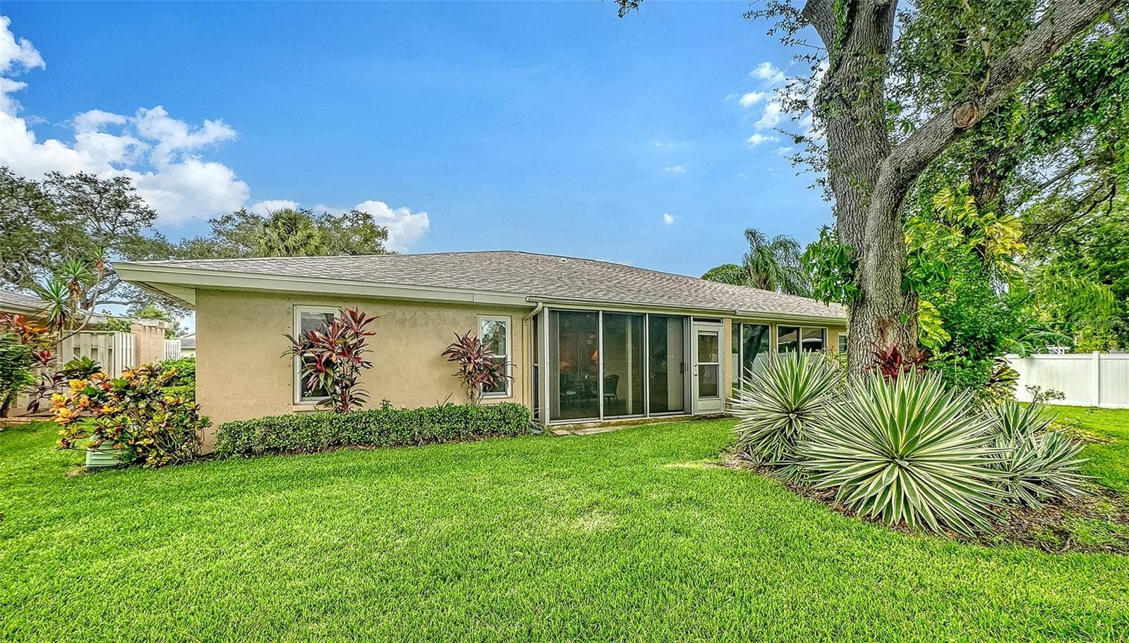 Your own slice of paradise. - 4207 BOWLING GREEN CIR, SARASOTA