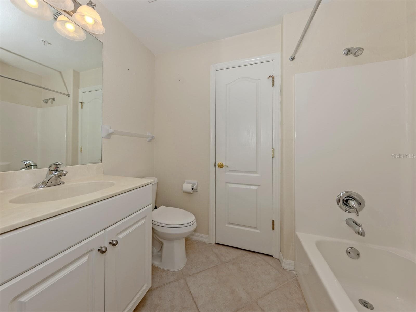 Guest bath with tub/shower and linen closet - 940 COOPER ST #202, VENICE