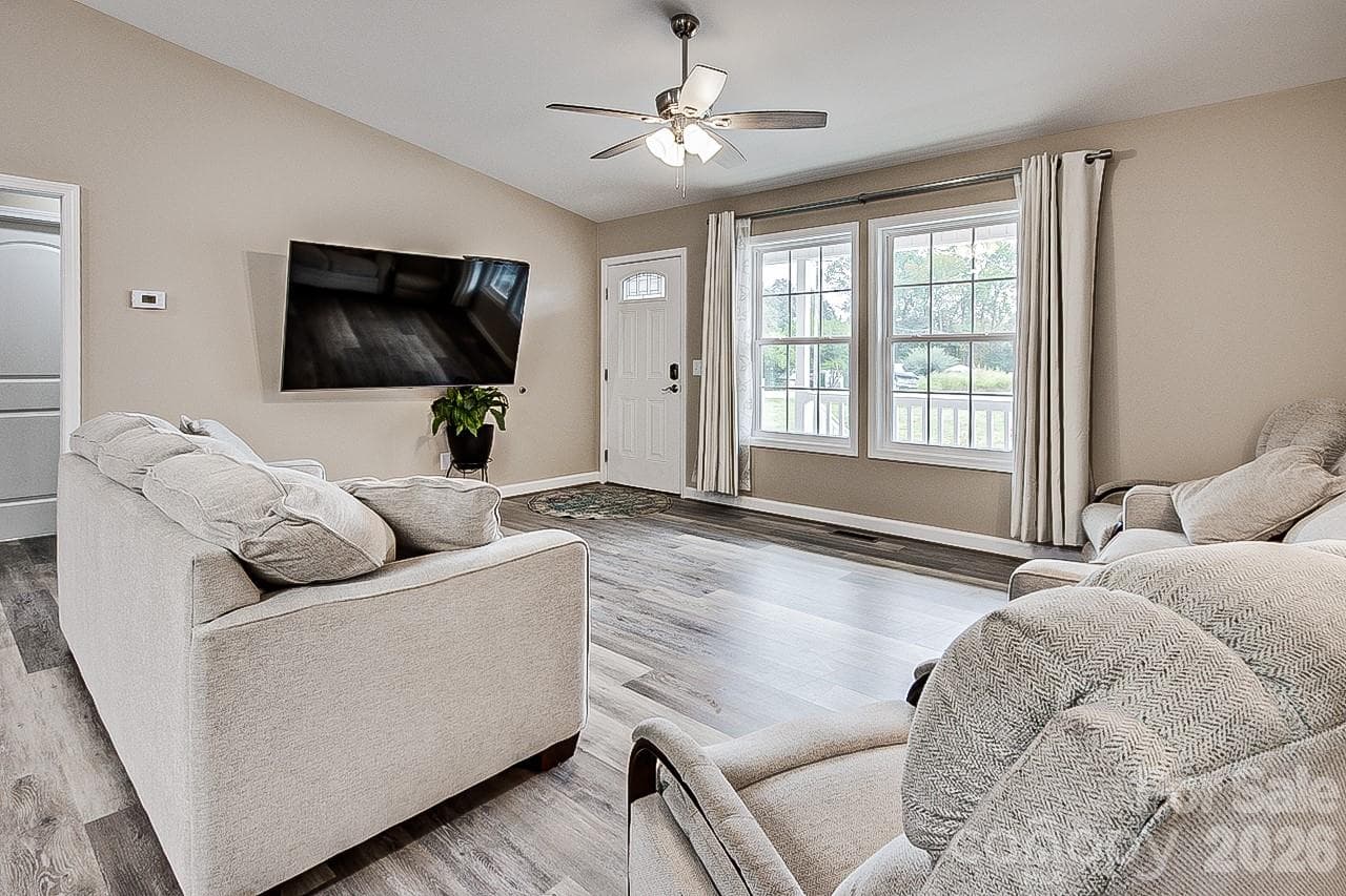 Single Family Residence at 4434 New Hope Church Road, Asheboro, photo 2 of 25