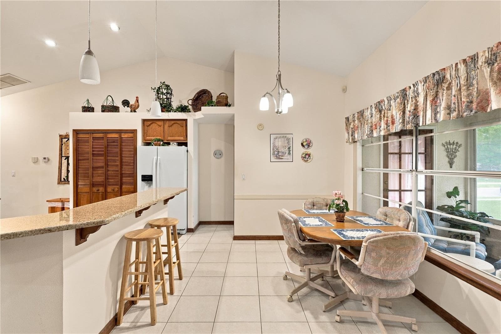 Breakfeast nook with kitchen - 1539 HAWKESBURY CT, WINTER GARDEN