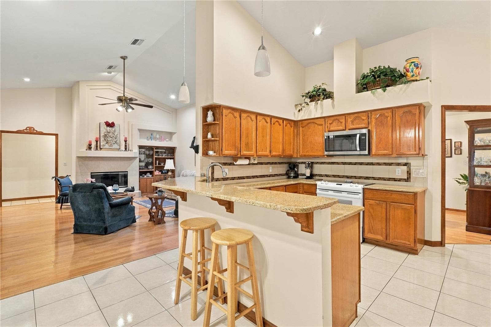 Kitchen with living room - 1539 HAWKESBURY CT, WINTER GARDEN