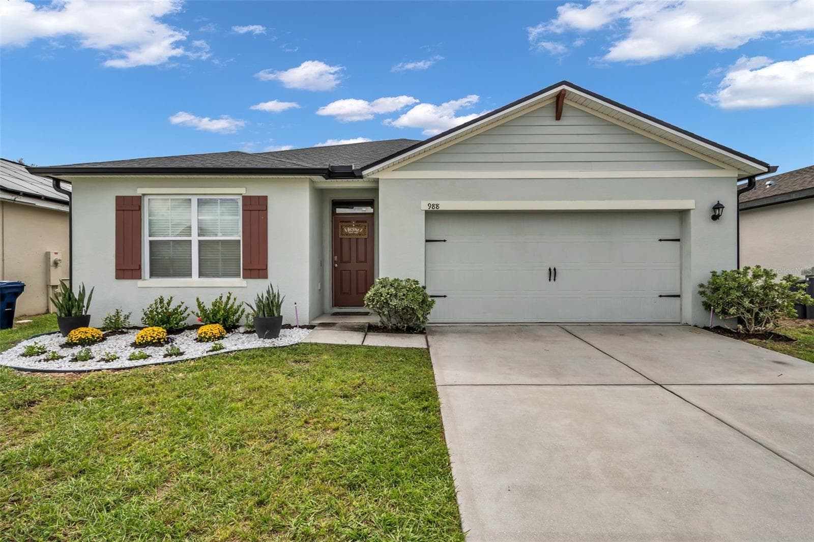 988 CAMBRIDGE DR