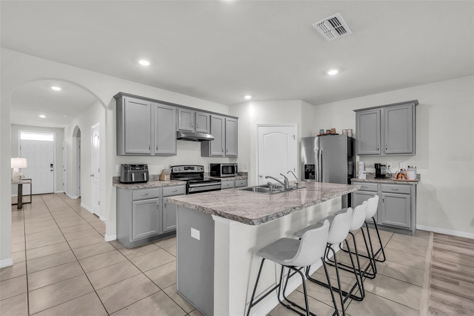 Single Family Residence at 988 CAMBRIDGE DR, WINTER HAVEN, photo 5 of 27