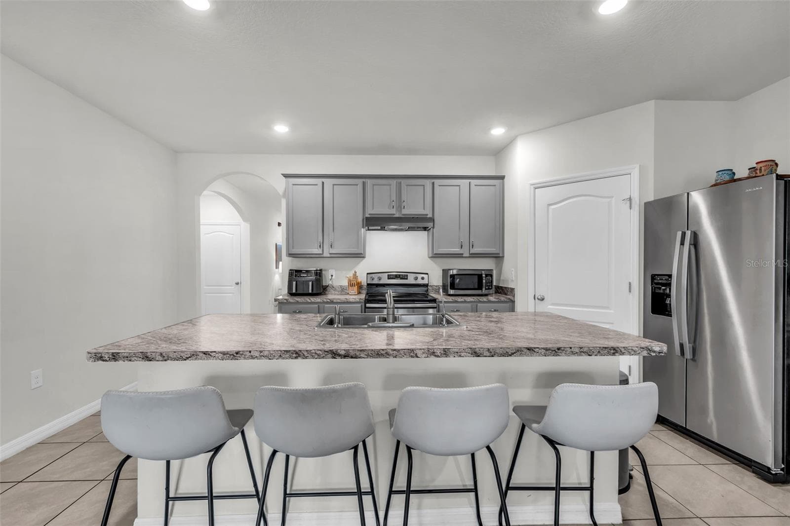 Single Family Residence at 988 CAMBRIDGE DR, WINTER HAVEN, photo 6 of 27