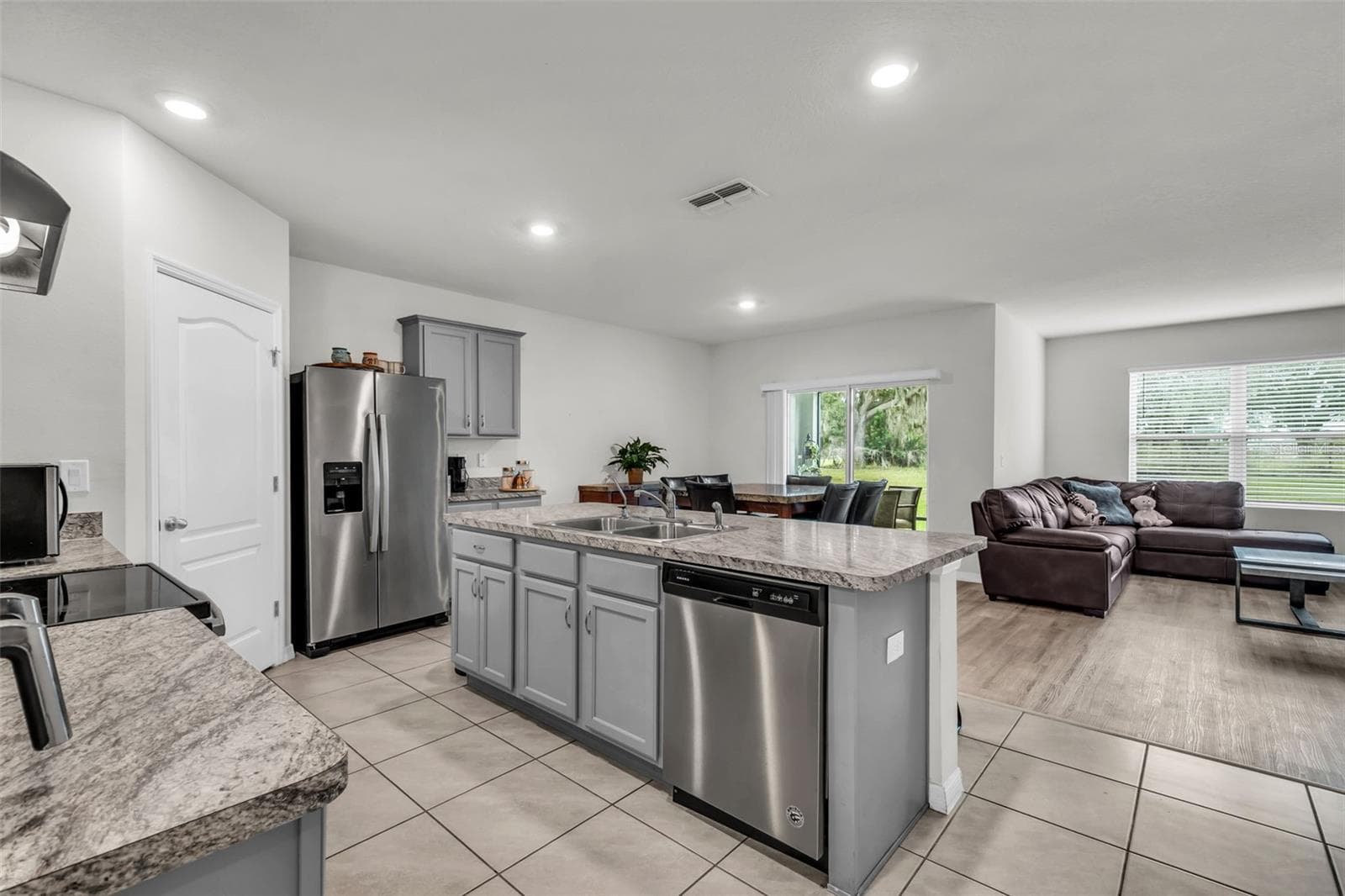 Single Family Residence at 988 CAMBRIDGE DR, WINTER HAVEN, photo 8 of 27