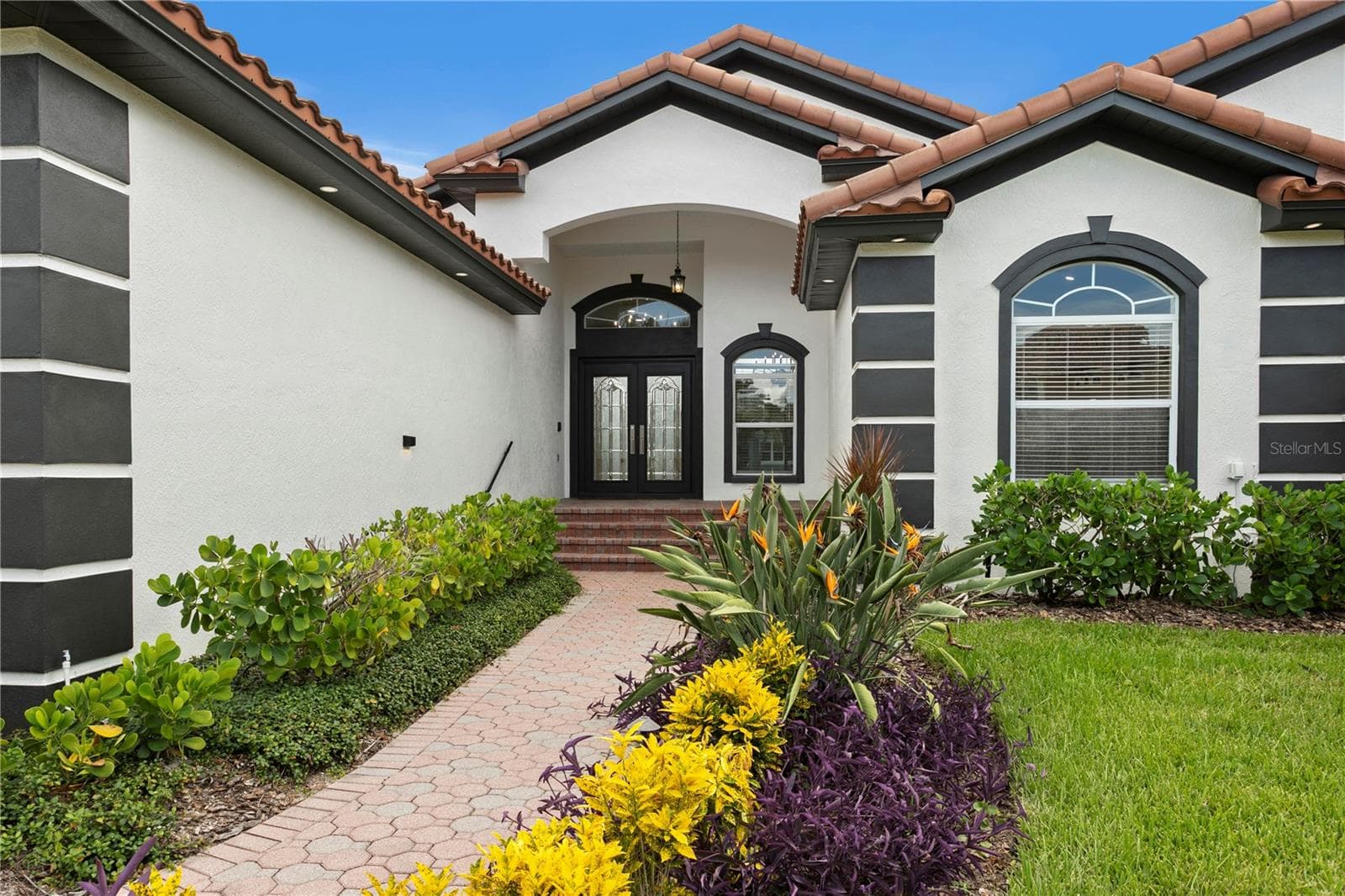 A fresh first impression with new landscaping and exterior paint - 6402 RUBIA CIR, APOLLO BEACH