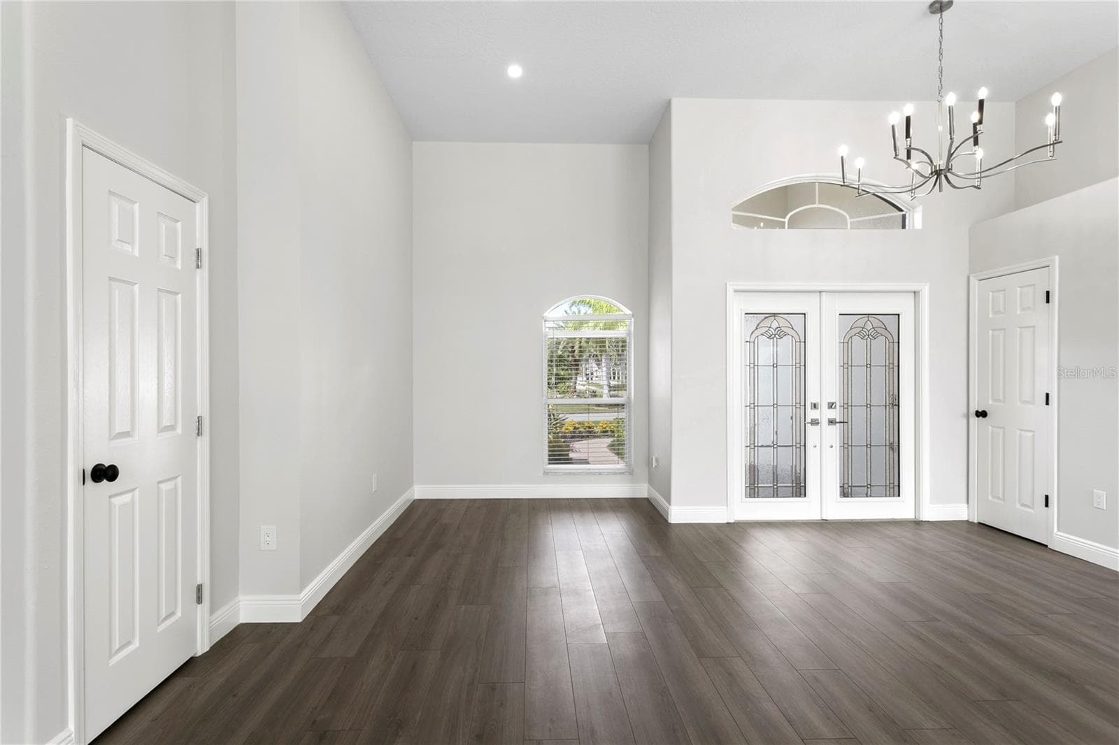 Welcoming double-door entry with beautiful lighting, ample storage and elegant laminate flooring carried throughout the home - 6402 RUBIA CIR, APOLLO BEACH