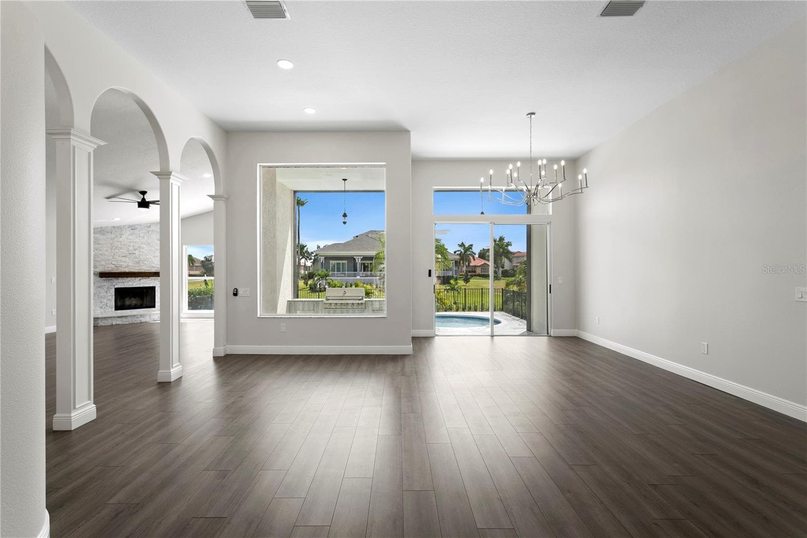 Large windows bring the beauty of Florida living indoors - 6402 RUBIA CIR, APOLLO BEACH