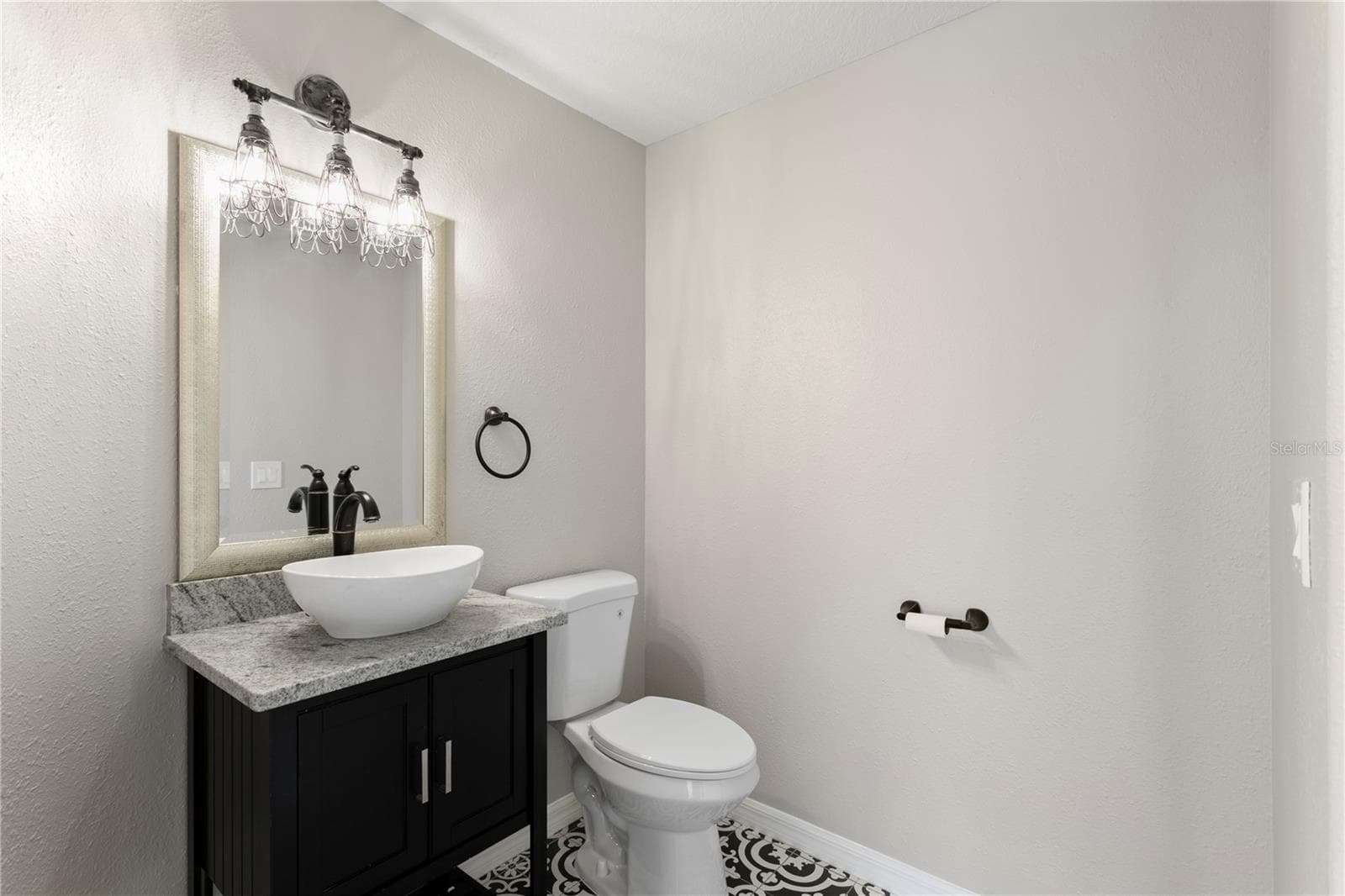 Beautifully appointed powder room with elevated finishes - 6402 RUBIA CIR, APOLLO BEACH