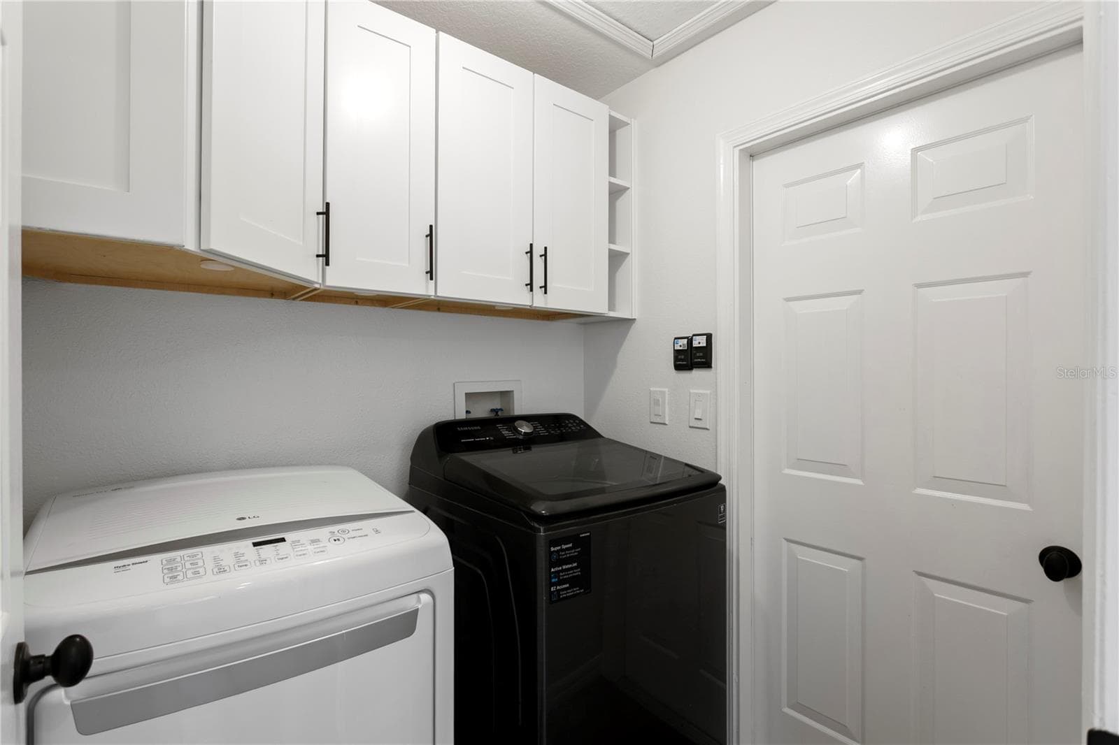 Dedicated laundry room conveniently located off the kitchen and garage. - 6402 RUBIA CIR, APOLLO BEACH