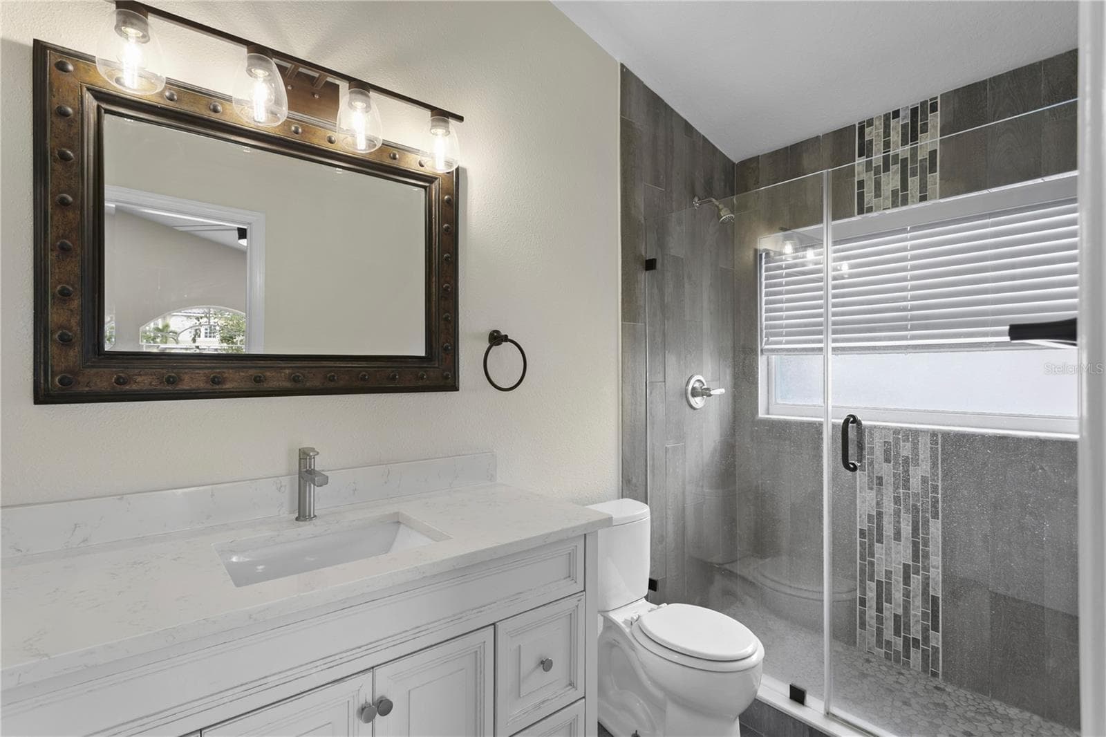 Stylish, updated en-suite bath for added privacy. - 6402 RUBIA CIR, APOLLO BEACH