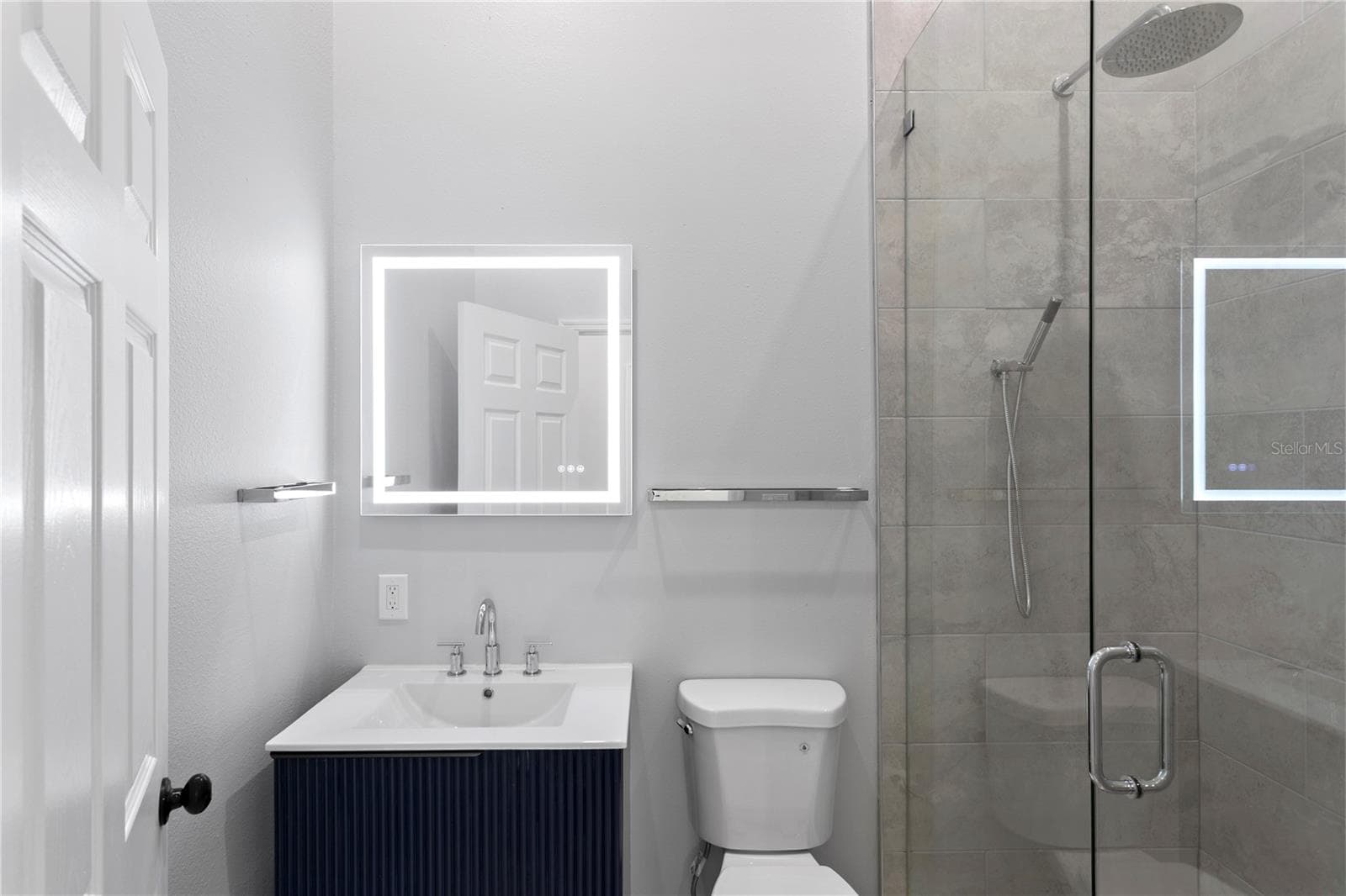 This elegantly appointed hall bath conveniently serves 2 of the bedrooms. - 6402 RUBIA CIR, APOLLO BEACH
