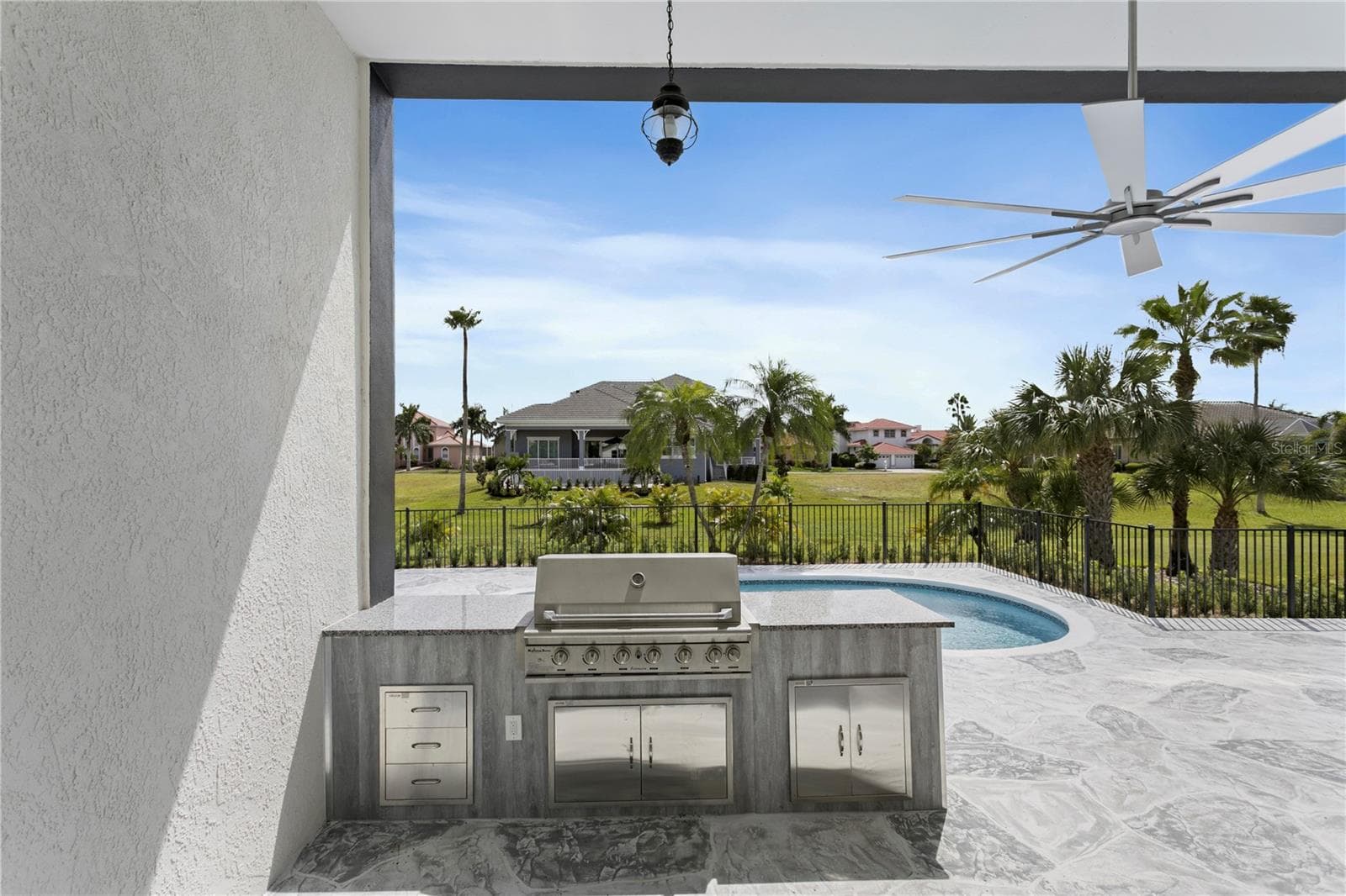 New outdoor kitchen and grill for effortless outdoor entertaining - 6402 RUBIA CIR, APOLLO BEACH