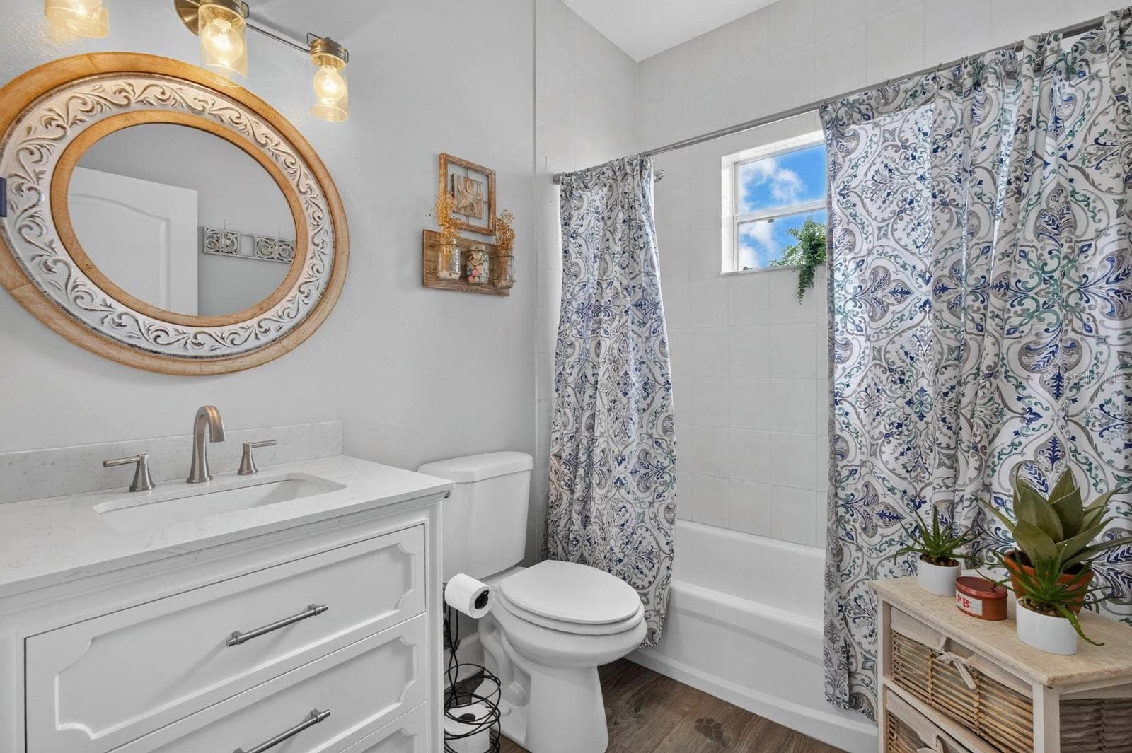 2nd bathroom features tiled tub shower combo - 72 KARAS TRL, PALM COAST