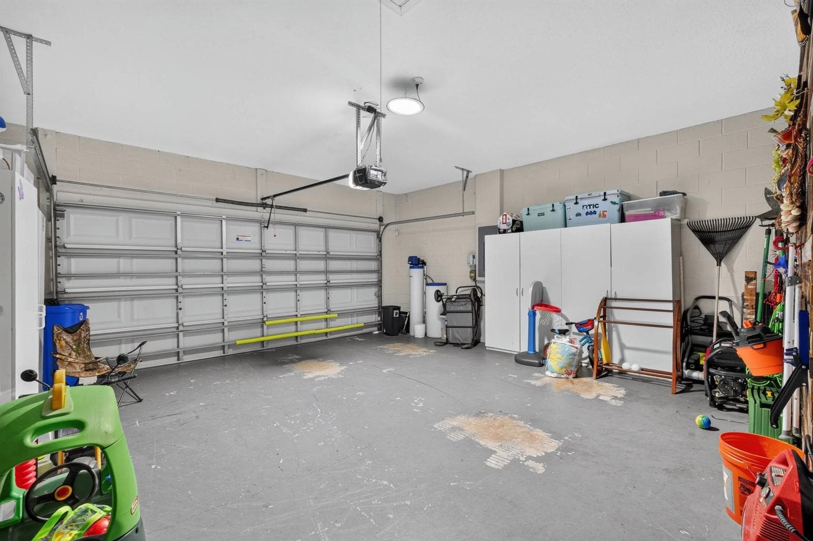 garage has lots of storage capability - 72 KARAS TRL, PALM COAST