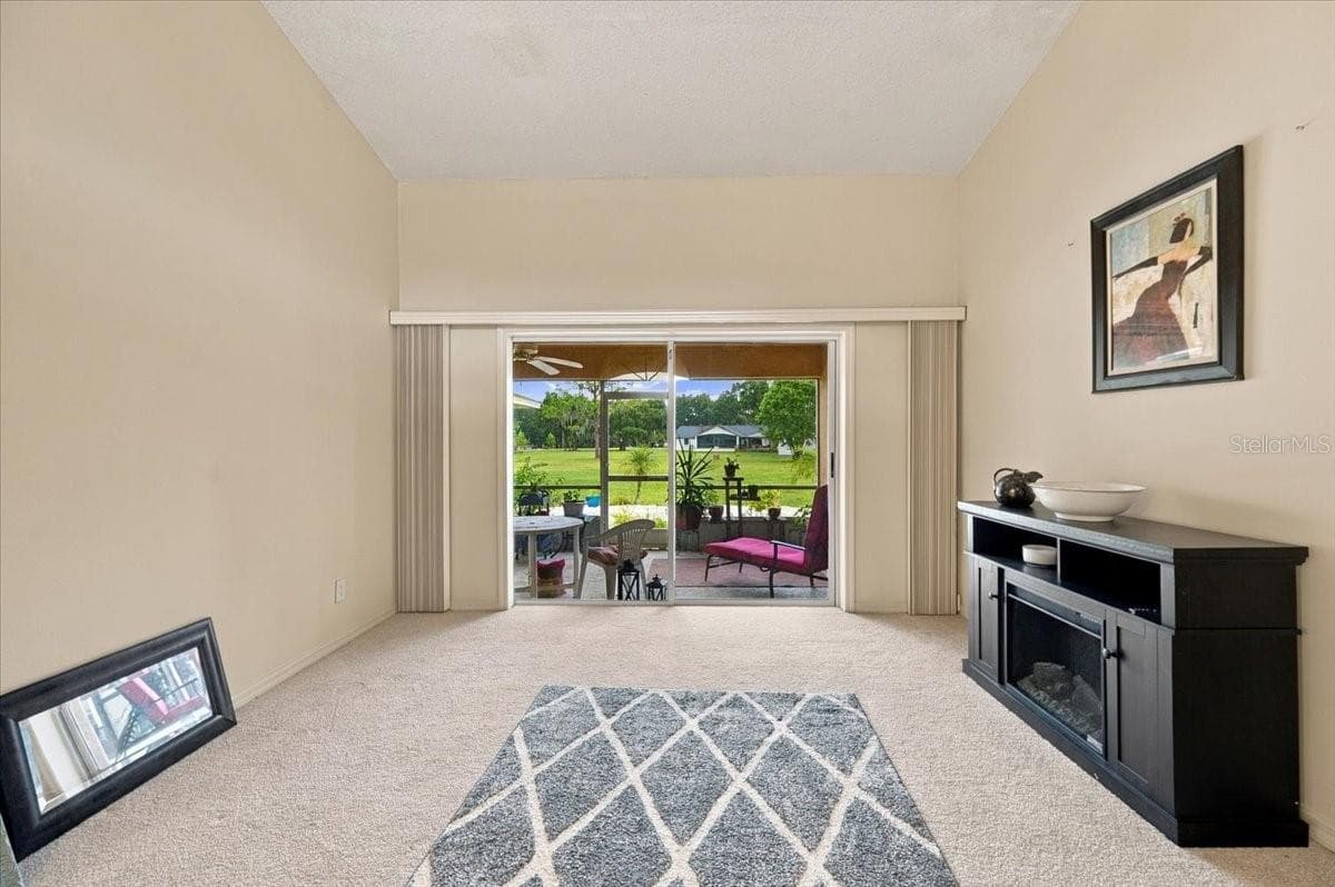Formal Living room with sliding doors to back screened lanai - 4437 FLINTLOCK LOOP, LAKELAND