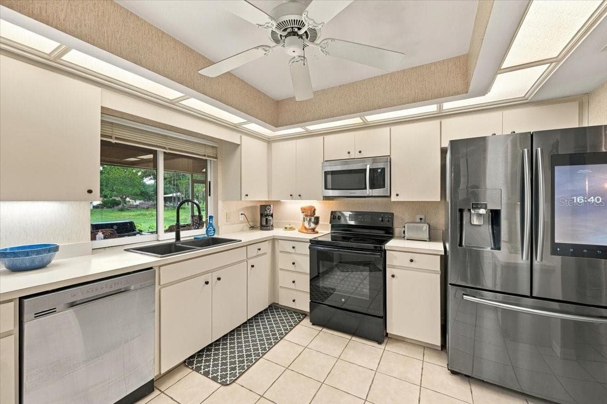 Kitchen with pass through window to back screened lanai - 4437 FLINTLOCK LOOP, LAKELAND