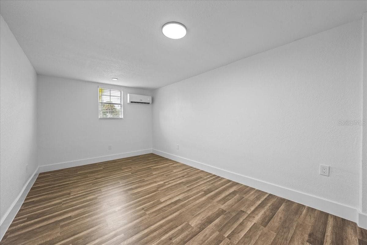 Room 5 - 21059 EXMORE AVE, PORT CHARLOTTE