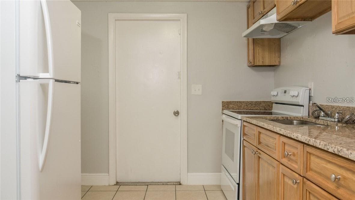 Duplex at 9416 GREYSTONE RD, THONOTOSASSA, photo 2 of 5