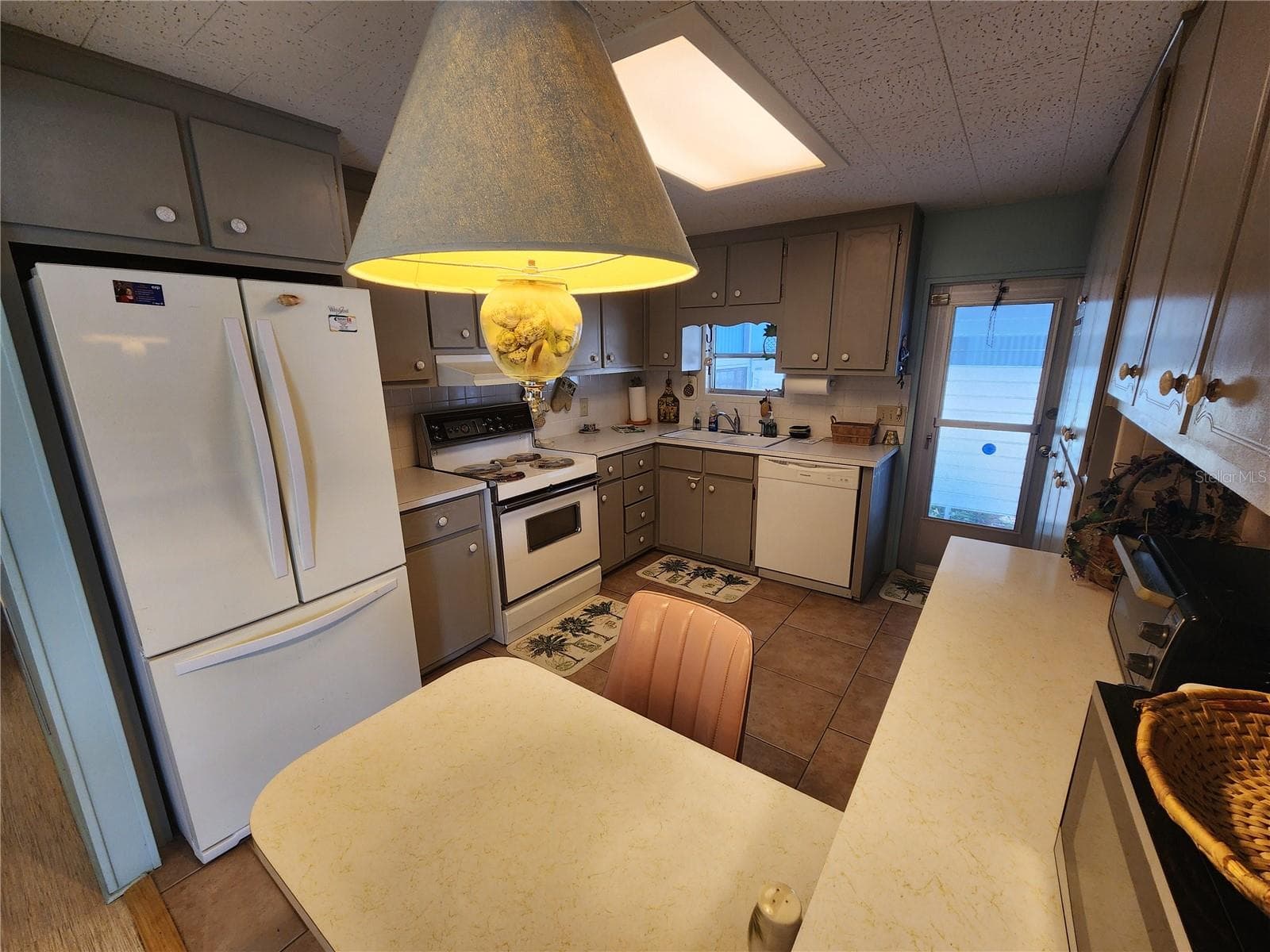Kitchen w/breakfast bar - 5317 CHATEAU LN, BRADENTON