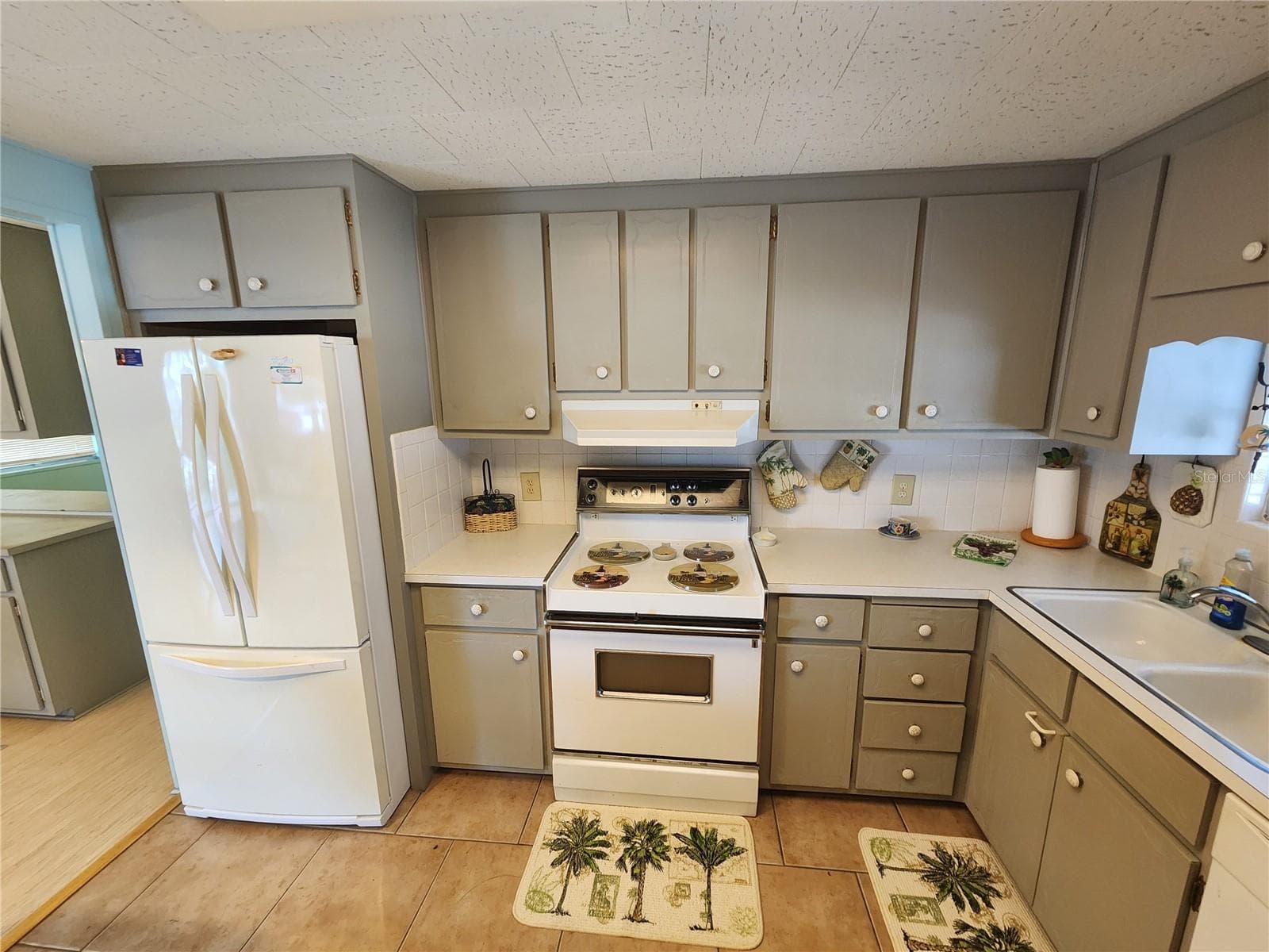 Kitchen - 5317 CHATEAU LN, BRADENTON