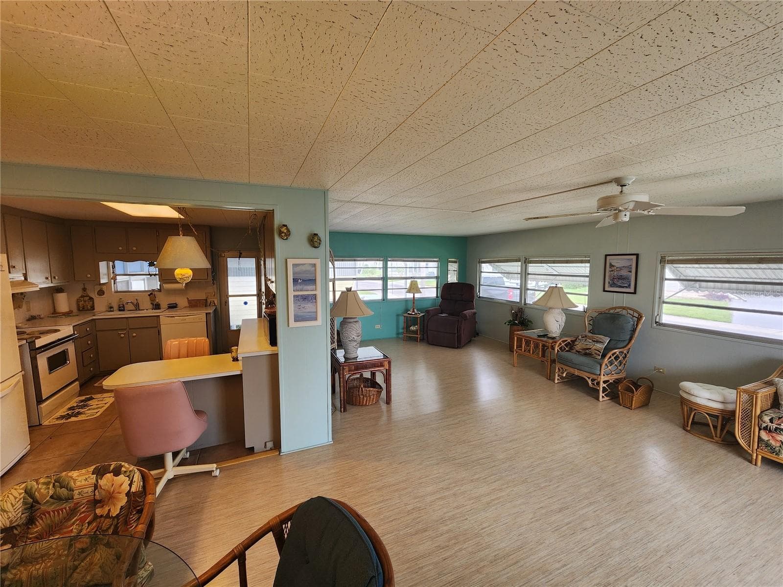 View of Living Room - 5317 CHATEAU LN, BRADENTON