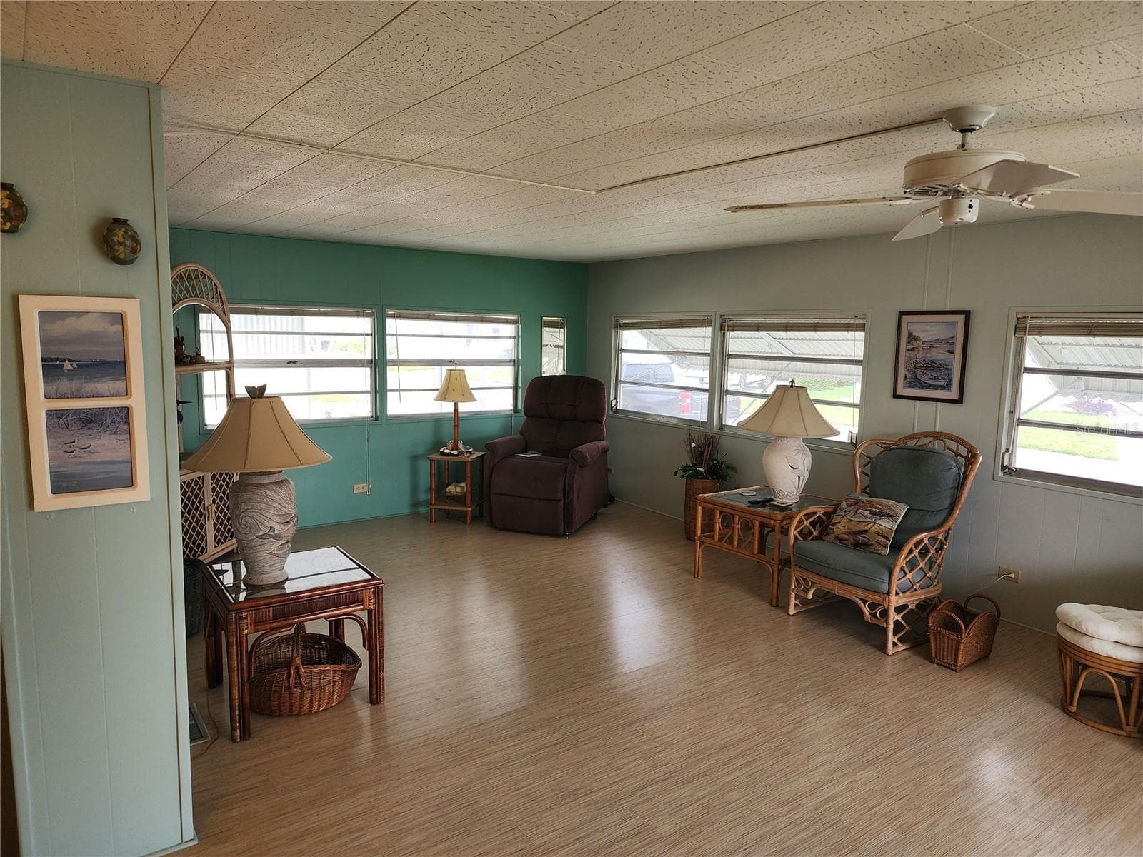 Living Room - 5317 CHATEAU LN, BRADENTON