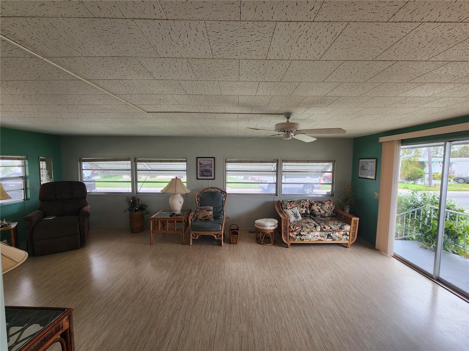 Living Room - 5317 CHATEAU LN, BRADENTON