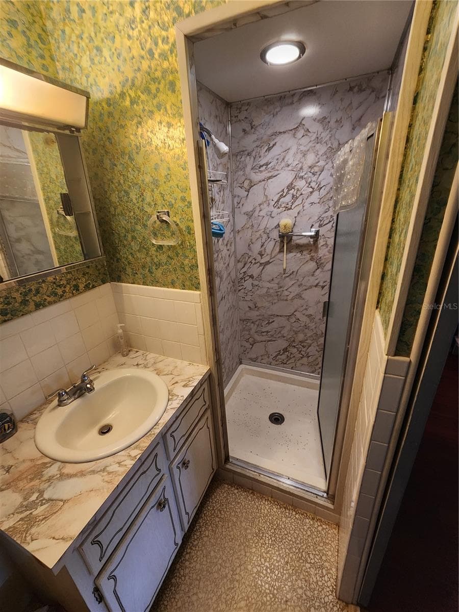 Bathroom w/shower - 5317 CHATEAU LN, BRADENTON