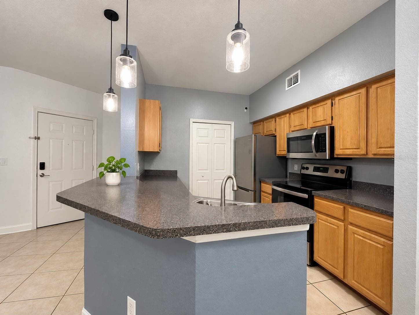 Condominium at 5961 WESTGATE DR #2023, ORLANDO, photo 4 of 9