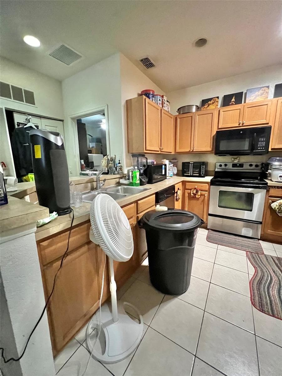 Townhouse at 2388 GRAND CENTRAL PKWY #2, ORLANDO, photo 4 of 8