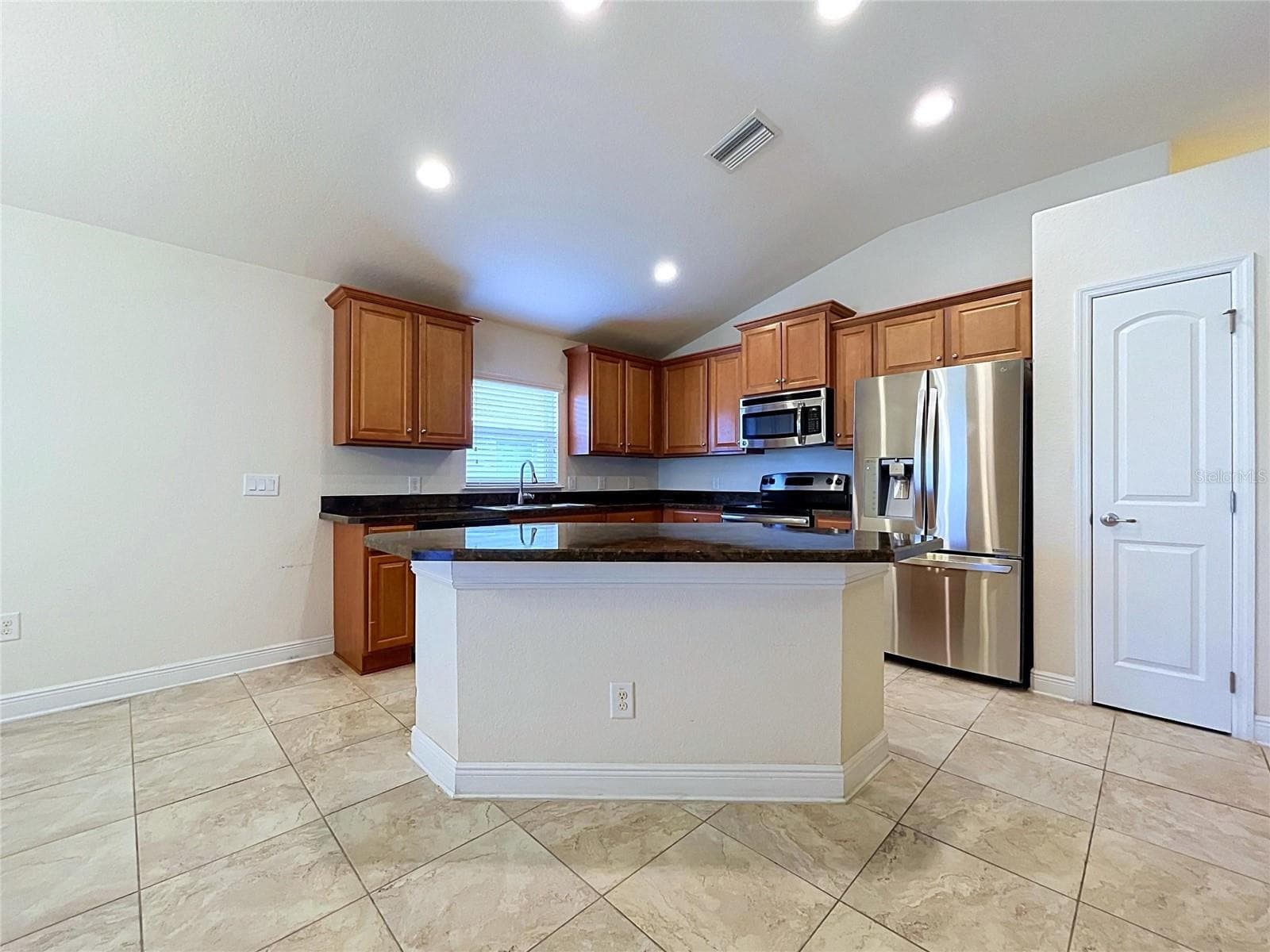 BREAKFAST BAR SEATING - 7029 WIREVINE DR, BROOKSVILLE