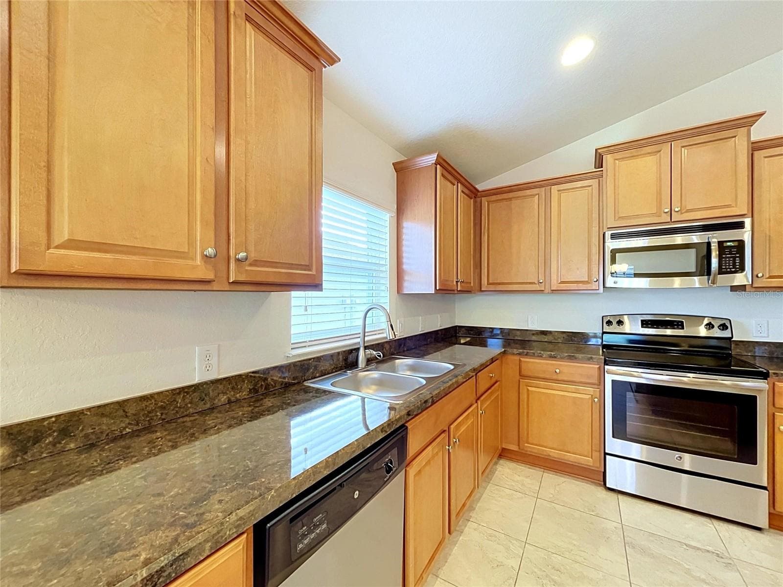 BRIGHT KITCHEN - 7029 WIREVINE DR, BROOKSVILLE