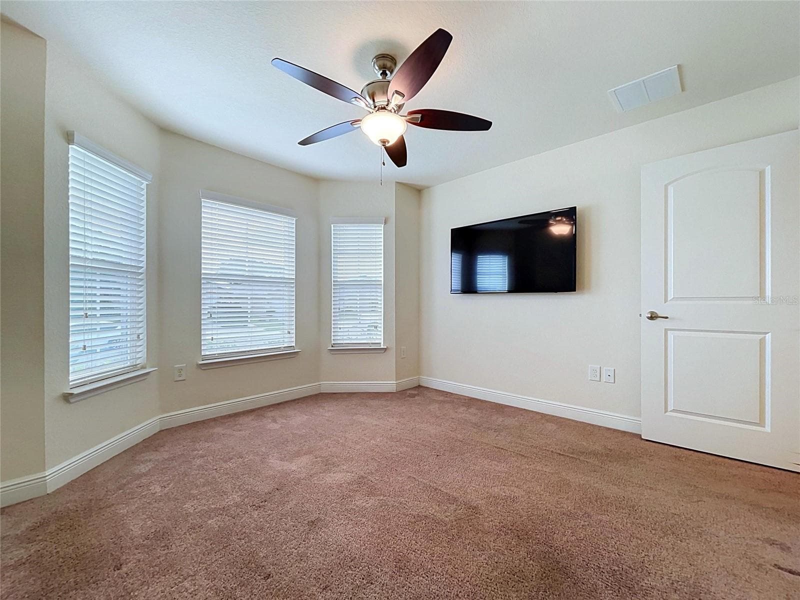 LOTS OF WINDOWS IN THE FRONT BEDROOM - 7029 WIREVINE DR, BROOKSVILLE