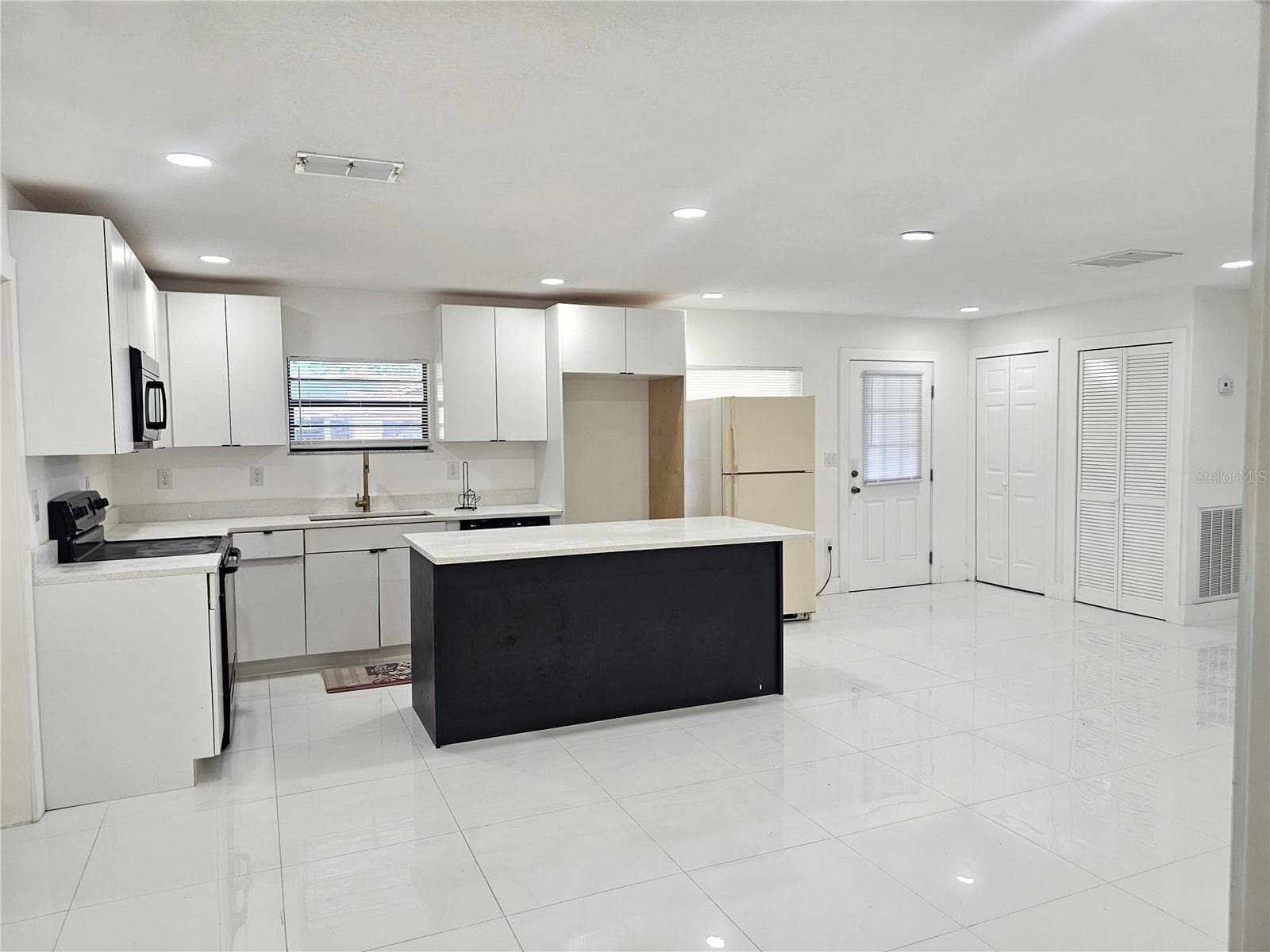 Single Family Residence at 6125 LIBERTY AVE, TEMPLE TERRACE, photo 3 of 28